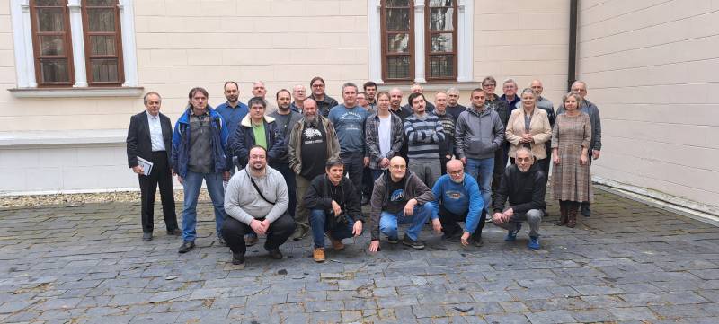 Účastníci výstavy Lepidománia a odborného seminára dňa 4.februára 2024 pred Tihányiovským kaštieľom prírodovedného pracoviska Stredoslovenského múzea 